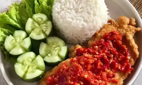 Resep Ayam Krispi dengan Lalapan Segar untuk Menu Rumahan