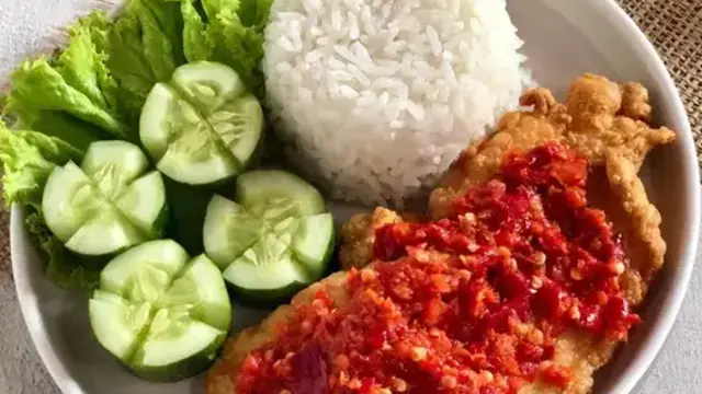 Resep Ayam Krispi dengan Lalapan Segar untuk Menu Rumahan